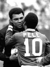 Foto de Muhammad Ali 10"x8" sem assinatura - Com Pelé antes do jogo New York Cosmos *8 comprar usado  Enviando para Brazil