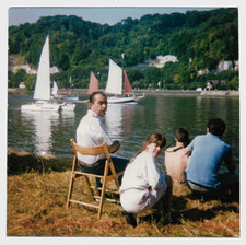 Family watching boats d'occasion  Expédié en Belgium