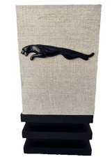 Abajur de mesa exclusivo símbolo Jaguar preto 14,5” altura 7” largura base de madeira Jaguar dentro comprar usado  Enviando para Brazil