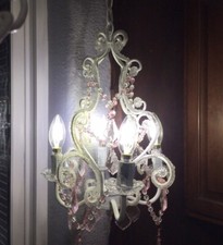 Usado, Candelabro branco com cristais acrílicos rosa 4 luzes testadas funciona plug-in comprar usado  Enviando para Brazil
