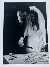 VESTIDO VAIL FACA GRANDE “BOLO DE CASAMENTO CORTE NOIVA E NOIVO” PRETO E BRANCO FOTOGRAFIA AMERICANA comprar usado  Enviando para Brazil
