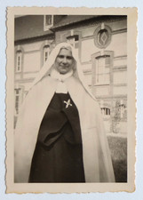 Smiling religious sister d'occasion  Expédié en Belgium