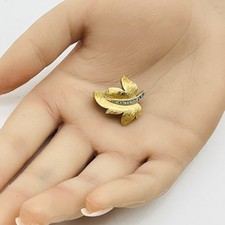 Broche de folha vintage minúsculo tom dourado metal texturizado com strass elegante comprar usado  Enviando para Brazil