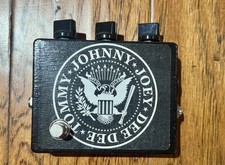 Johnny Ramone em uma caixa. Pedal de guitarra de distorção feito sob medida. Dois em existência  comprar usado  Enviando para Brazil