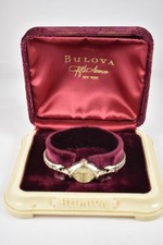 Relógio de pulso vintage feminino Bulova 1100 10 17j na caixa original, funciona comprar usado Relógio de pulso vintage feminino Bulova 1100 10 17j na caixa original, funciona comprar usado  Enviando para Brazil
