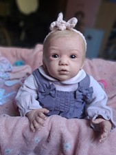 Madelie magnifique bébé d'occasion  Viels-Maisons