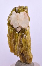 CRISTAIS DE CALCITA VESUVIANITA 4,9 cm Peru Pampa Blanca amostra de mina C25 comprar usado CRISTAIS DE CALCITA VESUVIANITA 4,9 cm Peru Pampa Blanca amostra de mina C25 comprar usado  Enviando para Brazil