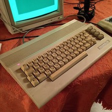 Commodore con monitor usato  Italia