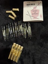 1950s The Higbee Co. Pacote de Perfumes Pacote de Amostra de 23 Frascos de Vidro em Tubos comprar usado  Enviando para Brazil