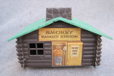 VINTAGE 1950S SERVIÇO FLORESTAL DOS EUA URSO ESFUMAÇADO RANGER STATION MADEIRA CABINE BANCO DE MOEDAS comprar usado  Enviando para Brazil