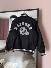 Chaqueta de bombardero de nailon universitaria del equipo de la NFL Oakland Raiders #60 XS para hombre segunda mano  Embacar hacia Argentina