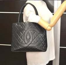 Usado, Autêntica bolsa tote de ombro CHANEL pele de bezerro medalhão matelasse preta CC 4668M comprar usado Usado, Autêntica bolsa tote de ombro CHANEL pele de bezerro medalhão matelasse preta CC 4668M comprar usado  Enviando para Brazil
