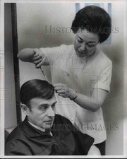 Usado, 1969 Press Photo Laura Jozan corta alguns fios perdidos - cvb24664 comprar usado  Enviando para Brazil