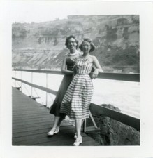 Foto instantânea vintage duas mulheres usando vestido e óculos por River cabelo curto 44 comprar usado  Enviando para Brazil