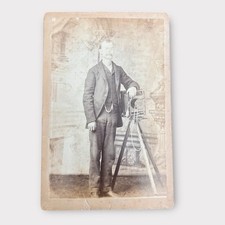 Antigo cartão de gabinete ocupacional foto homem câmera grande fotógrafo década de 1880 vintage comprar usado  Enviando para Brazil