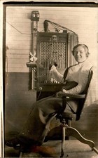 Usado, Cartão postal retrato, operador de quadro de telefone feminino RPPC DB comprar usado  Enviando para Brazil