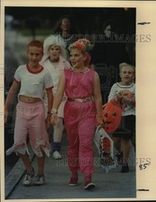 1988 Press Photo Halloween Trick or Treaters andando ao longo Windway, Texas comprar usado  Enviando para Brazil