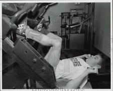 Usado, 1995 Press Photo Jeff Rubinstein trabalha em um leg press em North Miami Beach High comprar usado  Enviando para Brazil