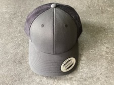 Casquette grise yupoong d'occasion  Clamart