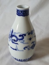 VASO DE HASTE AZUL E BRANCO ORIENTAL, PROVAVELMENTE SÉCULO XX comprar usado  Enviando para Brazil