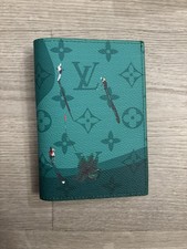 Capa passaporte para piscina LV Louis Vuitton lagoa azul comprar usado Capa passaporte para piscina LV Louis Vuitton lagoa azul comprar usado  Enviando para Brazil