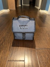 Lancheira YETI Daytrip – Bolsa térmica leve isolada (usada) comprar usado Lancheira YETI Daytrip – Bolsa térmica leve isolada (usada) comprar usado  Enviando para Brazil