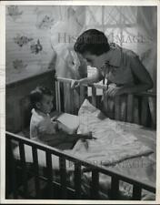 1954 Press Photo Novo presente para um bebê sortudo é um edredom de cetim leve comprar usado  Enviando para Brazil