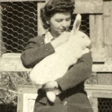 Usado, Foto instantânea de 1946 mulher segurando coelhos em gaiolas fazenda vintage comprar usado  Enviando para Brazil