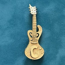 Usado, BROCHE VINTAGE EM FORMA DE GUITARRA PAKULA TOM DOURADO COM LETRA C MONOGRAMA LIDO  comprar usado  Enviando para Brazil