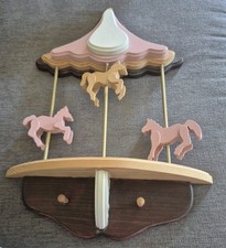Vintage Carrossel Cavalo Parede Pendurada Berçário Bebê Sala de Brincadeiras Madeira Rosa Branco Marrom comprar usado  Enviando para Brazil
