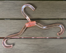 Cabide de roupas Lucite rosa claro meados do século pescoço atado lados arredondados 11" de largura comprar usado  Enviando para Brazil