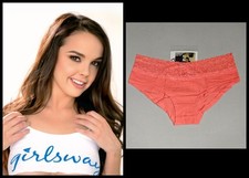 Armario de la actriz Dillion Harper incluyendo una foto firmada de Instax (C) sesión de fotos segunda mano  Embacar hacia Mexico