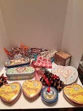 15 accesorios Brighton y un adorno de Navidad.  Bolsas y latas. 2 estuches para gafas de sol segunda mano  Embacar hacia Mexico