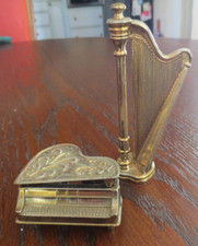 Usado, PIANO E HARPA VINTAGE MINIATURA DE BRONZE CASA DE BONECAS comprar usado  Enviando para Brazil