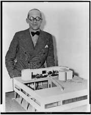 Corbusier with model d'occasion  Expédié en Belgium