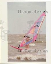 1989 Press Photo Windsurfer Barbara Belt of Seabrook Sailing Club - hpa88806, usado comprar usado 1989 Press Photo Windsurfer Barbara Belt of Seabrook Sailing Club - hpa88806, usado comprar usado  Enviando para Brazil