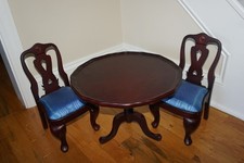 Mesa e duas cadeiras basculantes de madeira American Girl Felicity comprar usado Mesa e duas cadeiras basculantes de madeira American Girl Felicity comprar usado  Enviando para Brazil