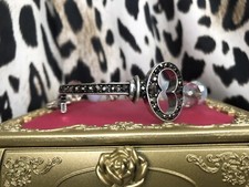 Pulseira Betsey Johnson Lady Lock GRANDE cristal hematita cinza chave opala trava comprar usado  Enviando para Brazil