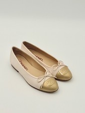 Sapatilhas Chanel Classic biqueira bailarina 34,5 — creme claro e ouro metálico, arco, usado comprar usado Sapatilhas Chanel Classic biqueira bailarina 34,5 — creme claro e ouro metálico, arco, usado comprar usado  Enviando para Brazil