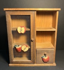 Usado, Prateleira de madeira antiga com gaveta e porta de arame com decoração de maçã Country Grannycore comprar usado  Enviando para Brazil