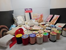 GAVETA DE LIXO DE COSTURA VINTAGE botões ferramentas de linha agulhas velcro elástico Gloria, usado comprar usado  Enviando para Brazil