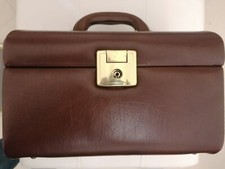 Beauty case pelle usato  Castelvetrano