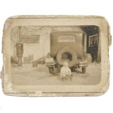 Foto vintage criança pequena em tobogã na garagem com foto Buick Garage 1920’s comprar usado  Enviando para Brazil