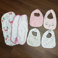 Juego de babero y tela eructa rosa segunda mano  Embacar hacia Mexico