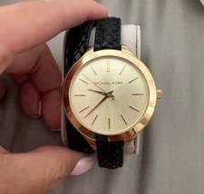 Usado, Relógio feminino Michael Kors dourado e preto. Precisa de baterias, parece bom comprar usado  Enviando para Brazil