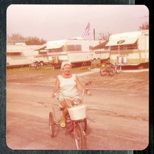 Foto Vintage MULHER ANDA ADULTO BICICLETA DE TRÊS RODAS NO PARQUE DE TRAILERS TRAILER VINTAGE, usado comprar usado  Enviando para Brazil