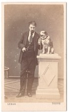 Homme chien piedestal d'occasion  Saint-Julien-l'Ars