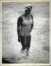 Usado, 1964 Press Photo Nadador desconhecido fica na maré quando as ondas entram comprar usado  Enviando para Brazil