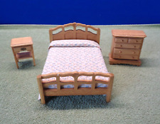 Bom conjunto de quarto de madeira para casa de bonecas - cama de casal, cômoda, suporte noturno, usado comprar usado  Enviando para Brazil