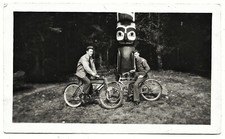 Usado, Foto vintage da década de 1940 de homens andando de bicicleta ao lado de um totem no Alasca comprar usado  Enviando para Brazil